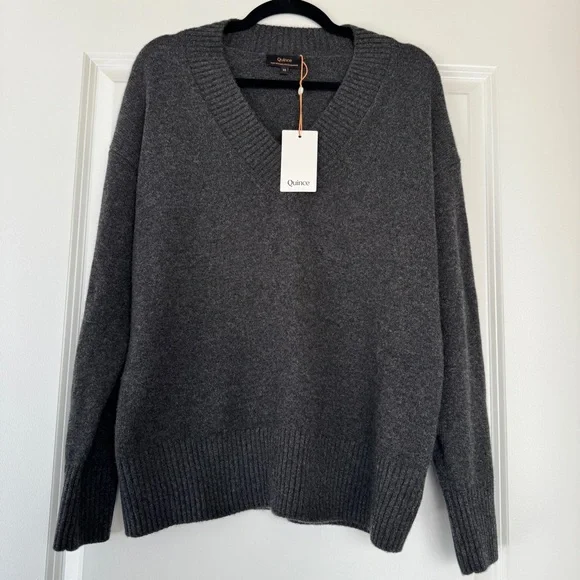 NWT QUINCE Women Mongolian Cashmere Oversized V-Neck Sweater Heather Charcoal XS - Picture 1 of 11